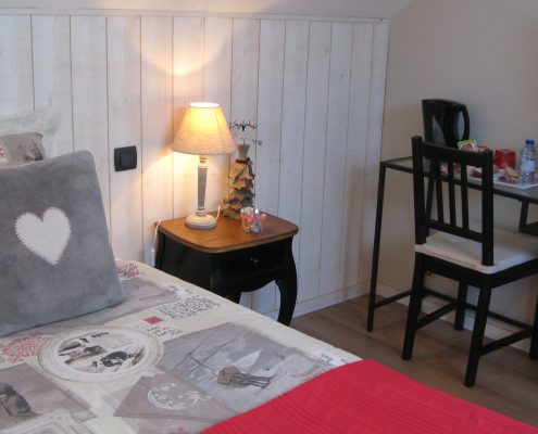grand-lit-bureau-chambre-bretillienne-le-clos-de-la-roche-goven-ille-et-vilaine-bretagne